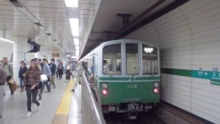 三宮駅[神戸地下鉄]（神戸市中央区）～地上の道幅制限を受けるも、２層構造にすることで明るさと開放感を維持した神戸地下鉄最多の利用客数を誇る駅～