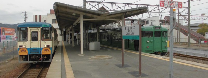 貴生川駅[JR西日本・SKR]（滋賀県甲賀市）～近江鉄道との接続廃線跡の哀愁感と県内唯一の気動車も堪能できる、魅力満載の３線終結ターミナル～