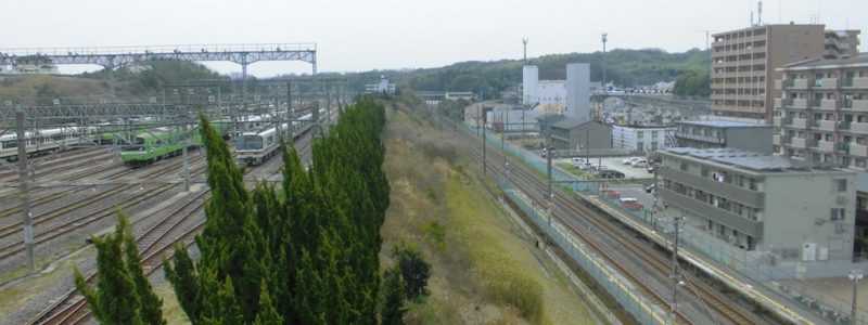 平城山駅[JR西日本]（奈良県奈良市）～奈良電車区を跨ぐ跨線橋からの大絶景と、国鉄時代を彷彿させる旧式接近放送が堪能できる超難読駅～
