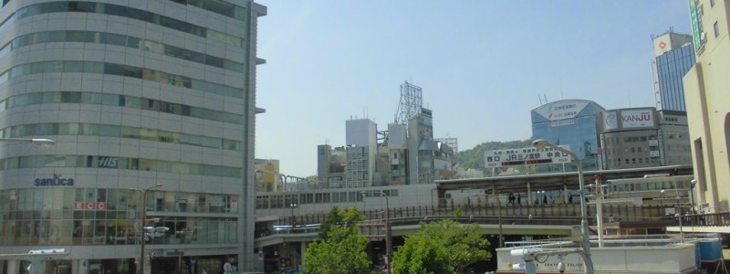 三ノ宮駅[JR西日本]（神戸市中央区）～コンパクトな構造のホーム上から並走する阪急電車の姿が楽しめる、兵庫県内最多の利用客数を誇るターミナル駅～