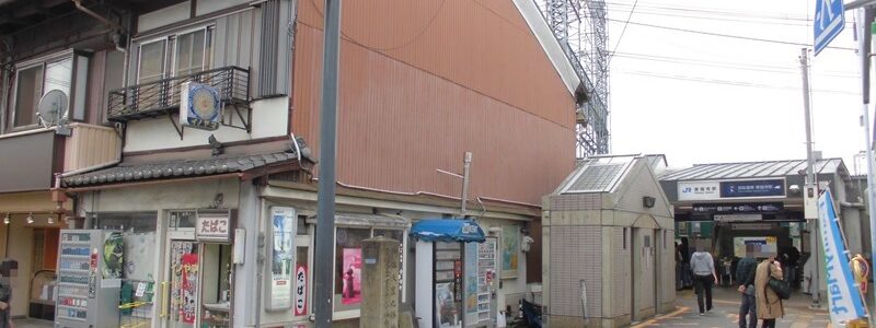 東福寺駅[京阪]（京都市東山区）～狭隘な場所に並列するJR駅とのコラボレーションとダイナミックな立体交差が魅力的な有名観光地の玄関口～