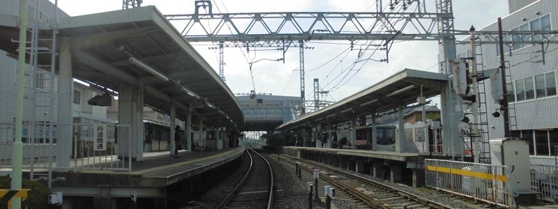 丹波橋駅[京阪]（京都市伏見区）～当初「桃山駅」として開業し、近鉄との相互乗入れの形跡を残す、京都府内の京阪線で利用客数最多の特急停車駅～